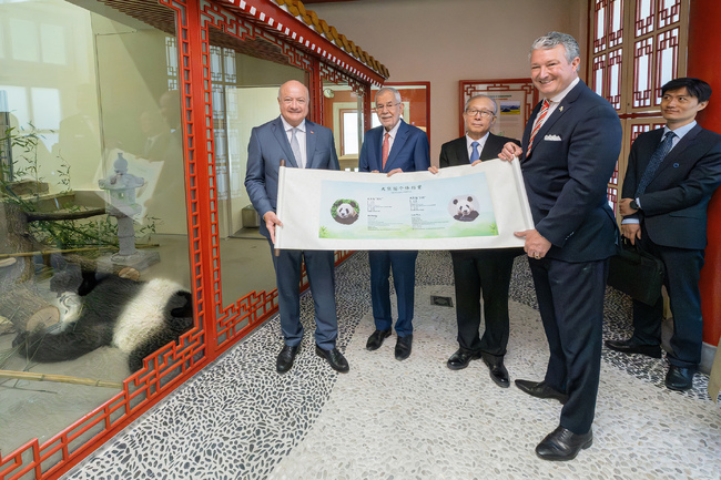 Виенският зоопарк получи двойка гигантски панди от Китай 