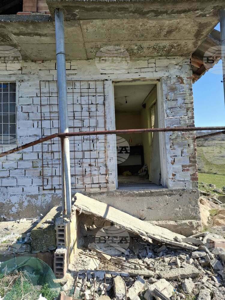 Трима сирийски граждани са арестувани, като двама са обвинени за отвличане и държане в плен на двойка мароканци с цел откуп, а единият от тях е обвинен и за изнасилване