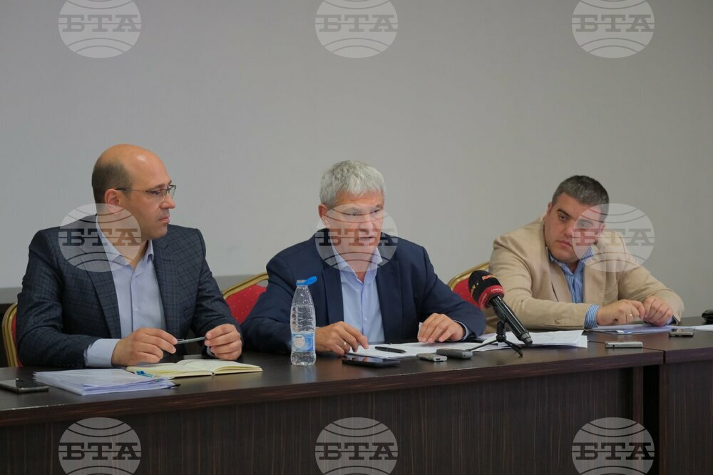 Протестите на хората за достойни доходи нямат нищо общо с искането за референдум, нито са свързани с битката „за“ или „против“ еврото, заяви в Пловдив Пламен Димитров