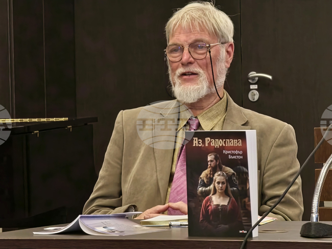 Британският писател Кристофър Бъкстон представи новата си книга "Аз, Радослава" в Бургас