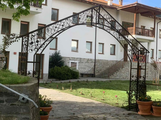 Красива арка в центъра на Момчиловци е подарена от 50-годишните юбиляри на селото