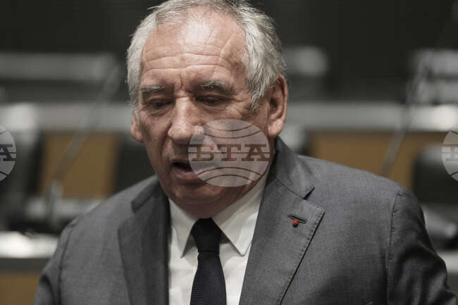 Премиерът на Франция започна консултации с политическите партии в навечерието на поискания от него вот на доверие в парламента