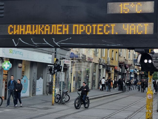 Протестът на наземния градски транспорт в София продължава и днес, метрото ще работи 