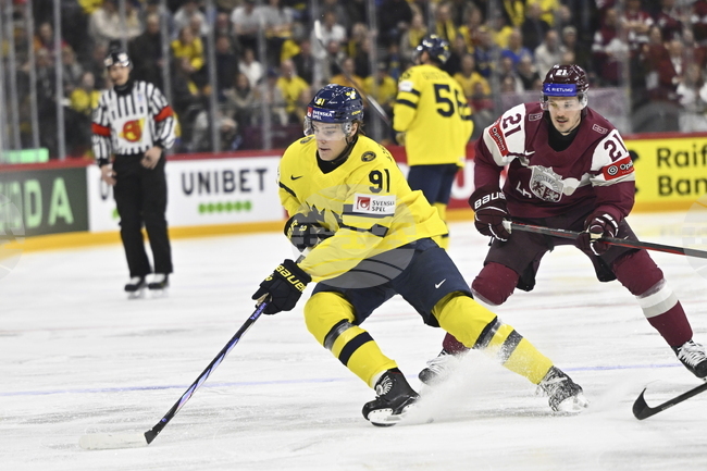 Швеция постигна категорична победа над Латвия на Световното първенство по хокей на лед за мъже, домакинът Дания с първи успех