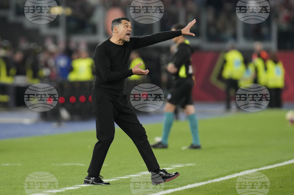 Треньорът на Милан Сержио Консейсао гледа напред с достойнство след загубата на финала за Купата на Италия