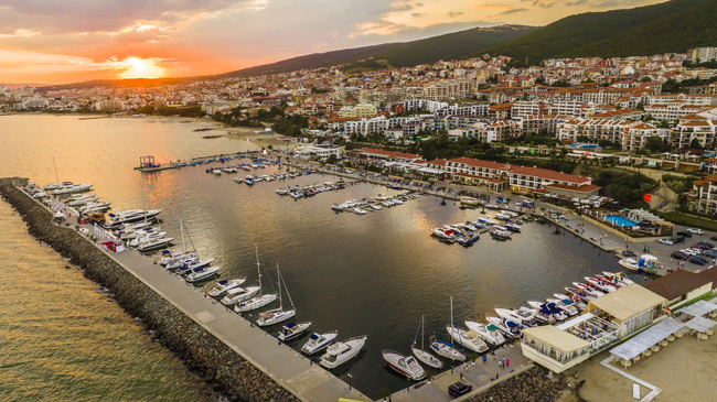 Яхтено пристанище Марина "Диневи" е единственият яхтен порт у нас, който отговаря на световните стандарти "Син флаг"