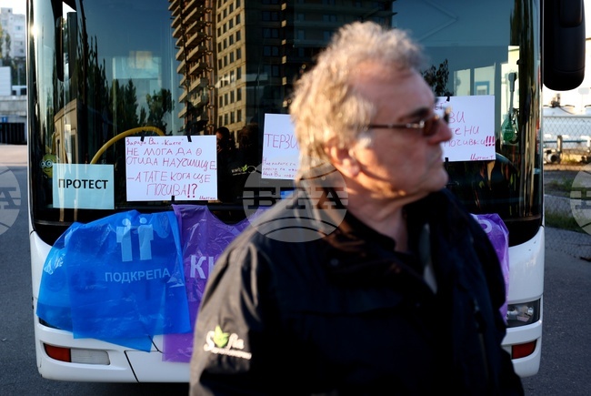 Работещите в наземния градски транспорт в София продължават протеста, очакват срещата с кмета Васил Терзиев 