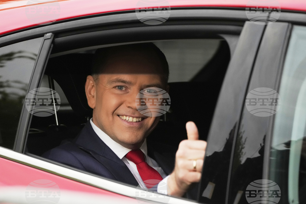 Кандидатът за президент Карол Навроцки призова десните избиратели да "спасят Полша", като гласуват за него на втория тур на изборите 