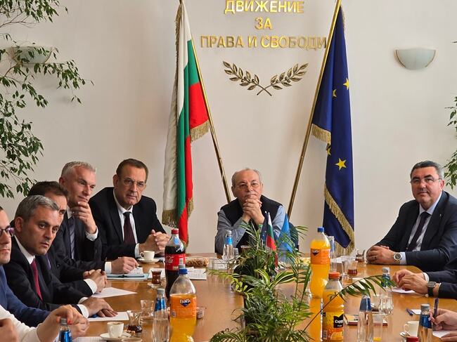 Съвместно заседание на Централното оперативно бюро на ДПС и Парламентарната група на ДПС-ДПС се проведе под ръководството на почетният председател на ДПС д-р Ахмед Доган