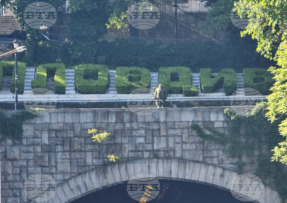 Мъж заплашва да скочи от скалите на Бунарджика 