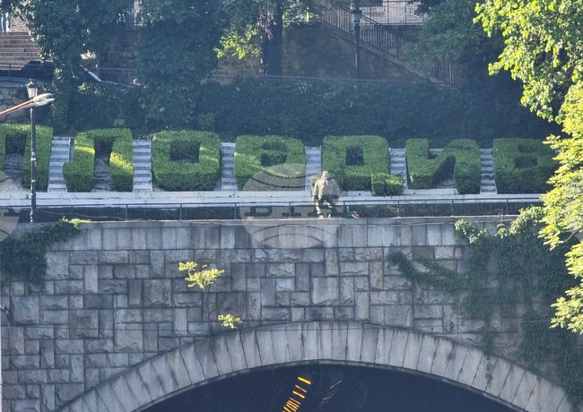 Мъж заплашва да скочи от скалите на Бунарджика 