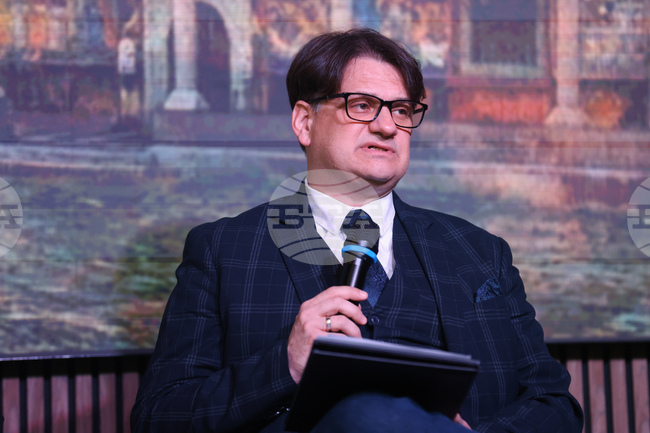 Министърът на културата Мариан Бачев ще връчи днес отличието „Златен век“ на над 40 творци