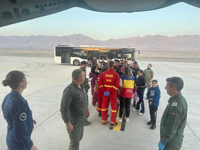 Военен самолет на румънските ВВС докара в Румъния 13 пациенти деца и 20 придружители от ивицата Газа