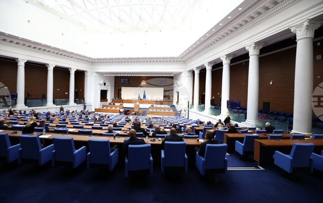 Вицепремиерът Гроздан Караджов и още осем министри се очаква да отговарят на депутатски въпроси днес