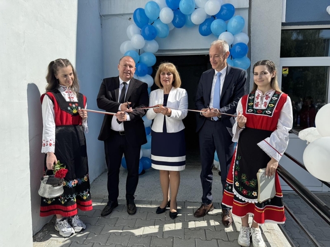 Министърът на образованието и науката Красимир Вълчев откри STEM кабинети и спортна площадка в Костенец