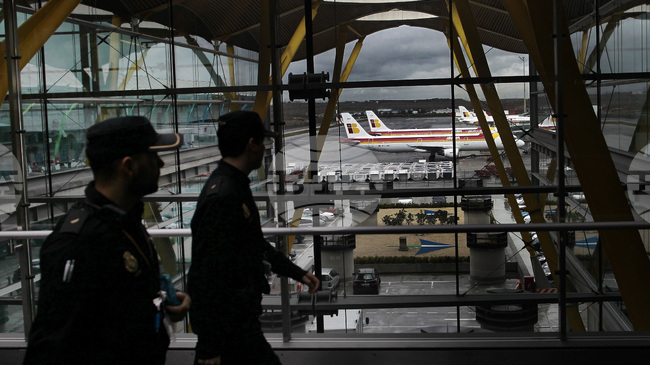 Турист в Испания се опита да се качи на самолет с починалата си съпруга