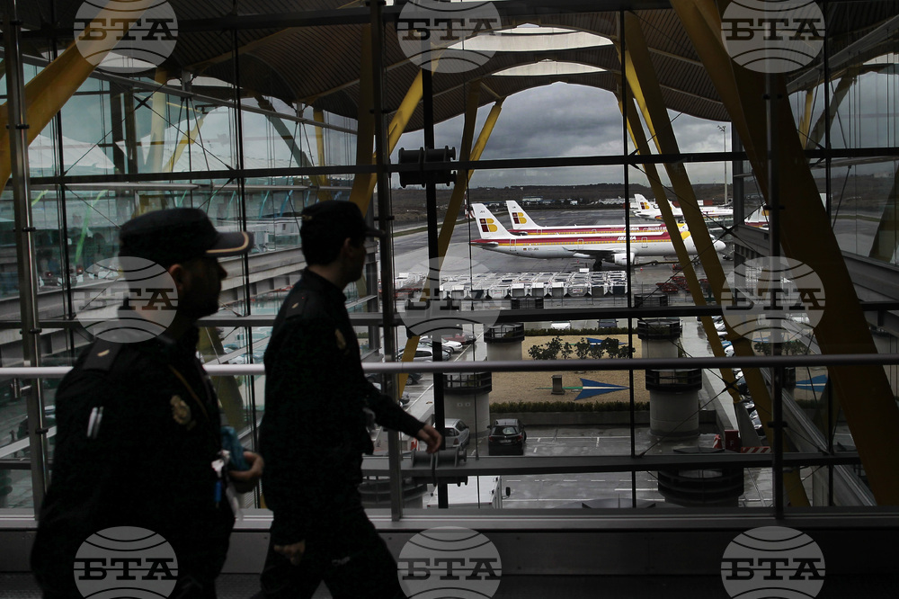 Турист в Испания се опита да се качи на самолет с починалата си съпруга