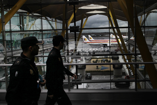 Турист в Испания се опита да се качи на самолет с починалата си съпруга