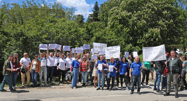 Десетки служители на БТА, БНТ и БНР протестираха във Варна с искане за повишаване на заплатите с минимум 15 процента