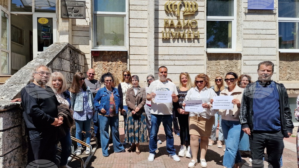 На мълчалив протест в Шумен излязоха журналисти от БТА и Радио Шумен