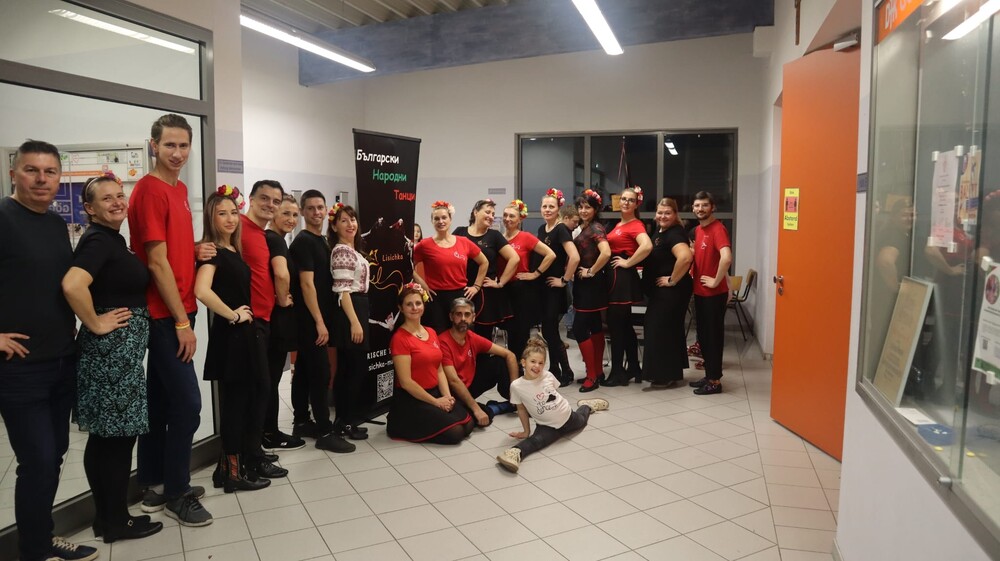 В Лион ще представим танц „Бабини вълнения“ по моя хореография, каза пред БТА Мехмед Памуков, художествен ръководител на „Лисичка“ в Мюнхен