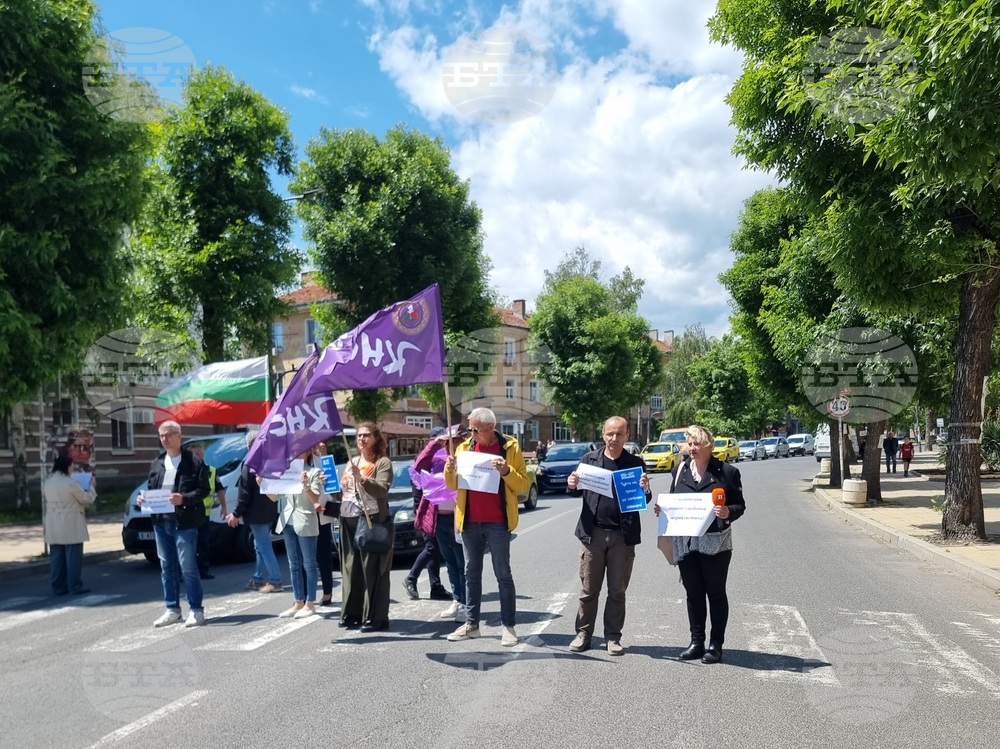 Представители на трите обществени медии излязоха на протест в Кърджали