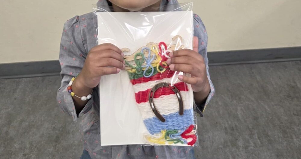 Деца от Български училище „Св. св. Кирил и Методий“ във Ванкувър участваха в работилница за тъкане на декоративни черги