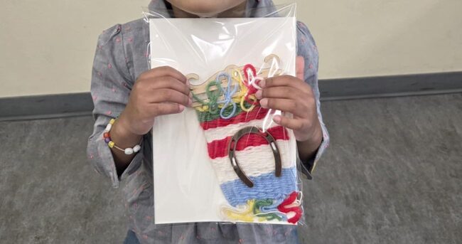 Деца от Български училище „Св. св. Кирил и Методий“ във Ванкувър участваха в работилница за тъкане на декоративни черги