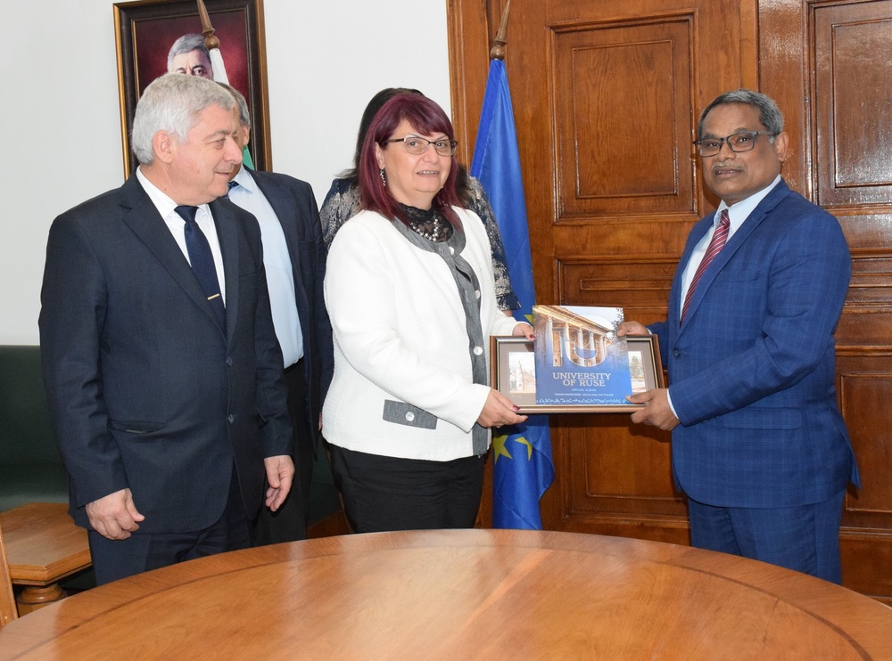Русенски университет „Ангел Кънчев“: Посланикът на Индия гостува в Русенския университет