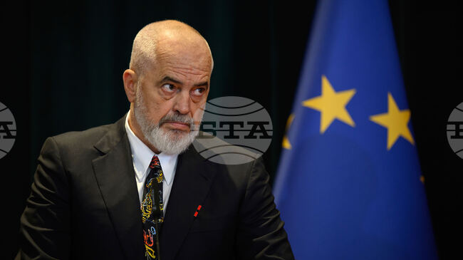 Албанският премиер Еди Рама посети бившия косовски президент Хашим Тачи, който е задържан в Специалния съд за Косово в Хага