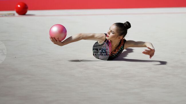 Дара Стоянова се класира за финалите на топка и на лента на турнира Гран При по художествена гимнастика в Тие