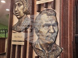 В Сатирата излагат маски на Пепа Николова и Григор Вачков, снимки – Даниел Димитров/БТА