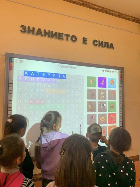 Ученици в Българското училище „Просвета“ в Украйна учиха звука „Л“ и създадоха хартиени рози