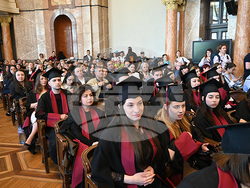Общо 155 бакалаври и магистри от випуска за 2024 г. на Философския факултет на Софийския университет получиха дипломите си. Снимка: СУ 