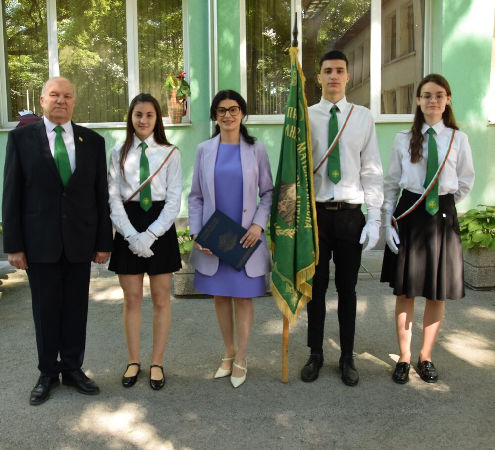 Областният управител г-жа Ани Арутюнян уважи празничните церемонии по изпращането на випуск 2025 в три видински училища