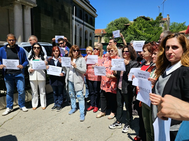 Работещите в обществените медии в Русе излязоха на протест с настояване за достойни възнаграждения