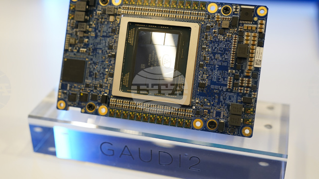 Митата от 25 на сто върху полупроводници са „първа фаза“ от действията за защита на сектора, обяви Белият дом.