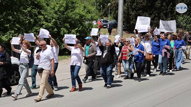 Десетки служители на БТА, БНТ и БНР протестираха във Варна с искане за повишаване на заплатите с минимум 15 процента