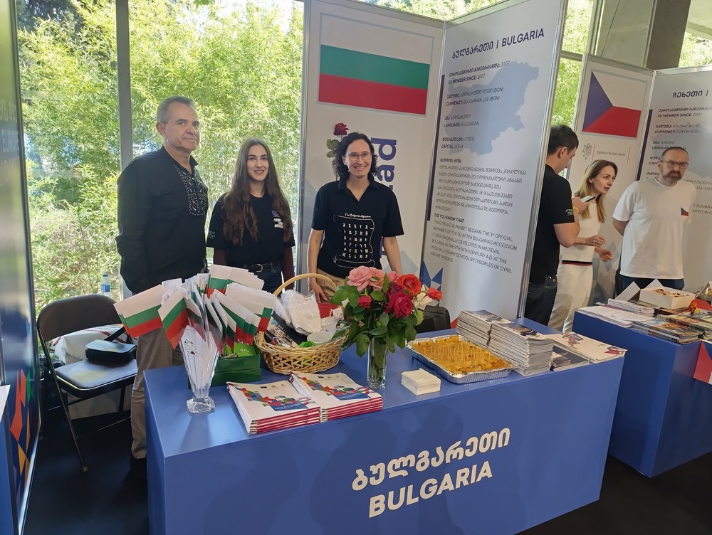 Българското посолство в Грузия се включи в честването на Деня на Европа с информационен щанд, посветен на кирилицата