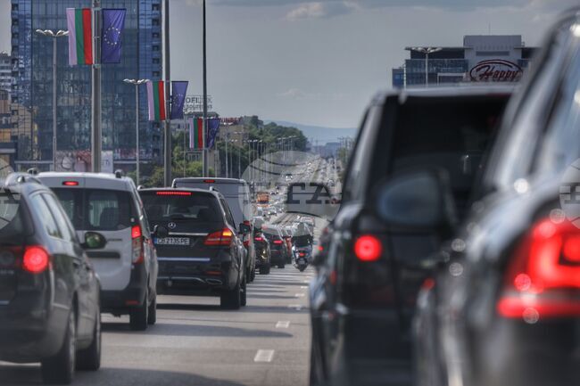 Натоварен е трафикът по автомагистралите "Хемус", "Тракия" и "Струма", съобщиха от МВР 