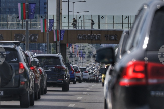 Environmental Group Warns of Growing Motorization and Slow Shift to Cleaner Vehicles