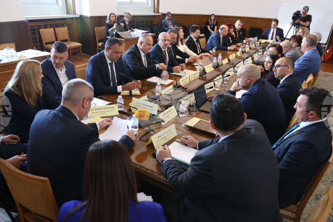 През 2025 г. не е установено наличие на тежки метали в проби от мед, каза министър Георги Тахов