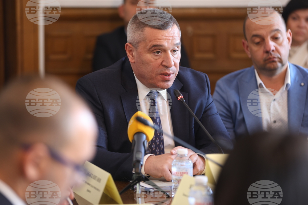 Мрежа магазини с български стоки и продукти от първа необходимост с минимална надценка е в процес на разработка, съобщи министър Тахов