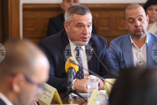 Мрежа магазини с български стоки и продукти от първа необходимост с минимална надценка е в процес на разработка, съобщи министър Тахов