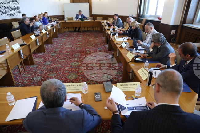 Генералните директори на БНТ и БНР обсъдиха с депутатите от комисията по култура и медии в НС актуални проблеми на двете медии