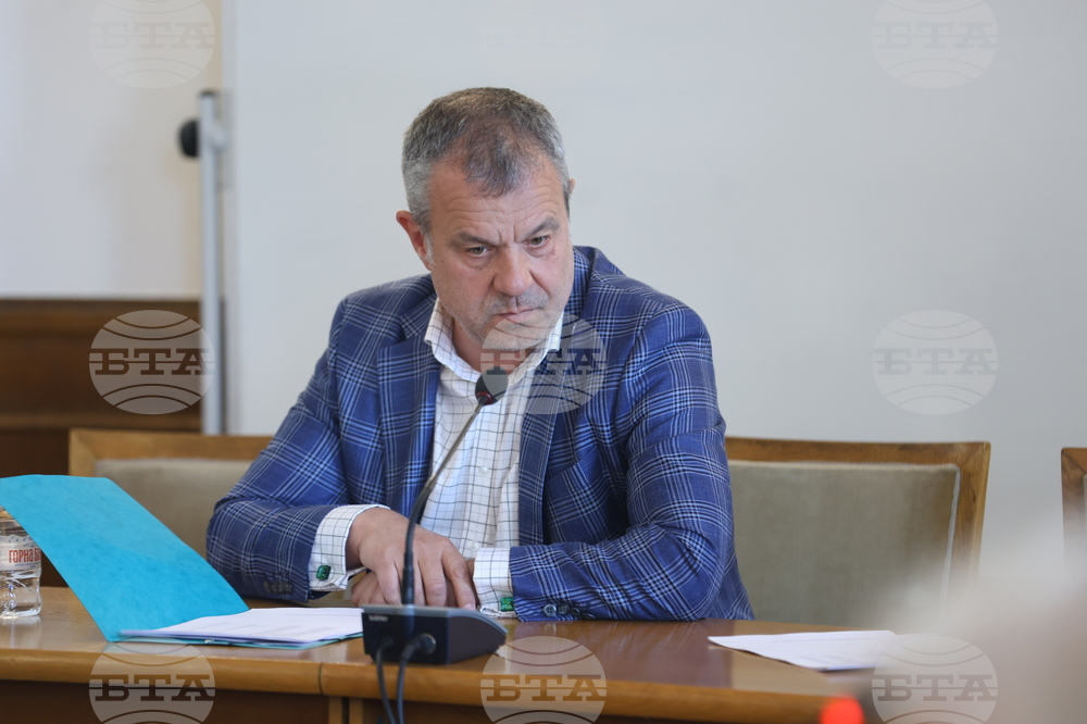 Най-тежкият въпрос пред БНТ в момента е свързан със спортните права за двете футболни първенства 2026 и 2030 г., каза Емил Кошлуков