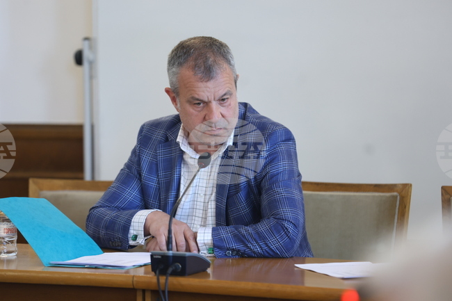 Най-тежкият въпрос пред БНТ в момента е свързан със спортните права за двете футболни първенства 2026 и 2030 г., каза Емил Кошлуков