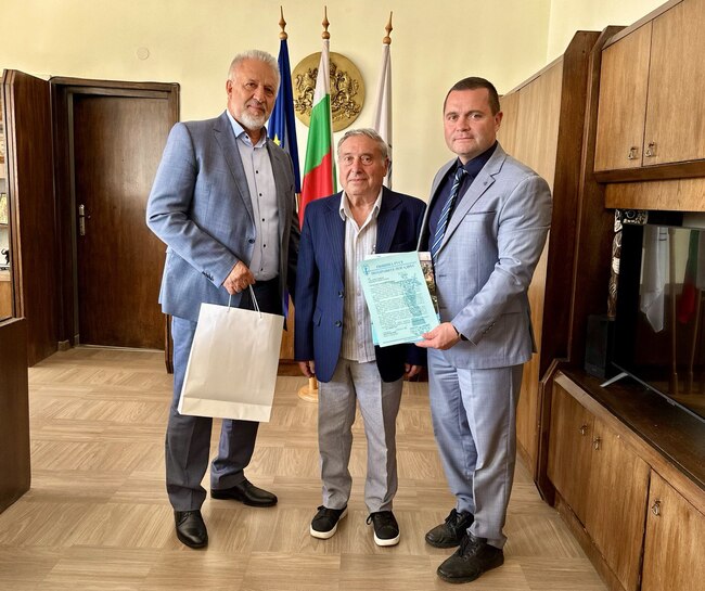 Кметът на община Русе Пенчо Милков се срещна с краеведа Хачик Лебикян по повод представянето на най-новата му книга „Русенската поща (1879–2025)“ 