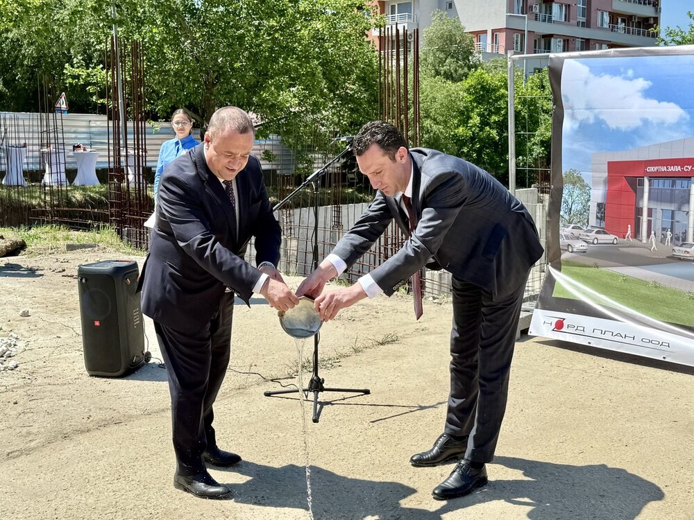 Община Русе: Двама министри дадоха старт на възстановения строеж на спортната зала с басейн в СУ „В. Левски“