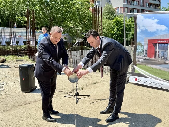 Община Русе: Двама министри дадоха старт на възстановения строеж на спортната зала с басейн в СУ „В. Левски“